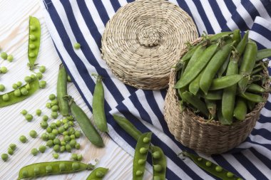 Taze organik yeşil bezelyeler sepette.