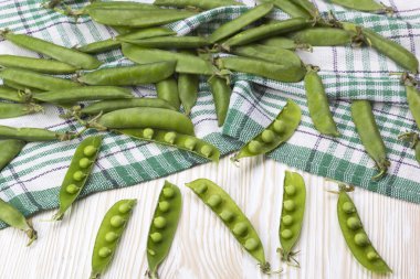 Ahşap masa üzerinde yeşil bezelye.