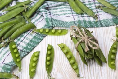 Ahşap masa üzerinde yeşil bezelye.