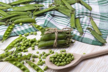 Ahşap masa üzerinde yeşil bezelye.