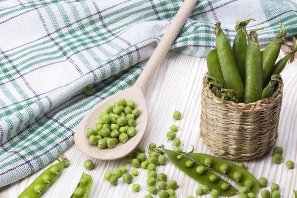 Taze organik yeşil bezelyeler sepette.