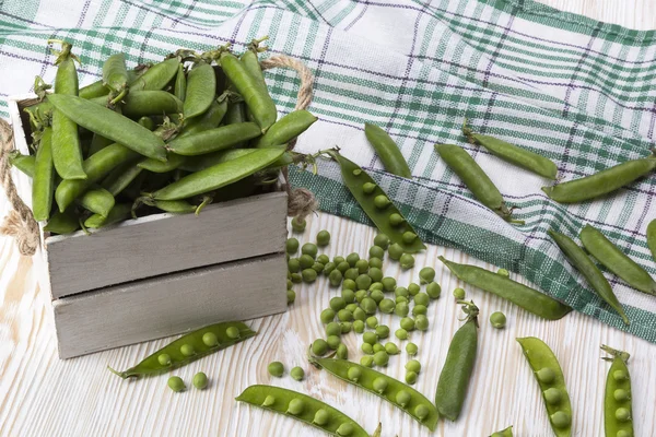 Tahta bir kutuda yeşil bezelyeler