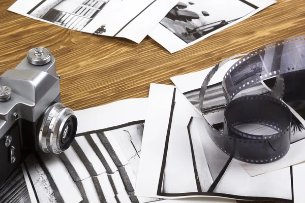 Retro kamera, film ve eski fotoğraflar
