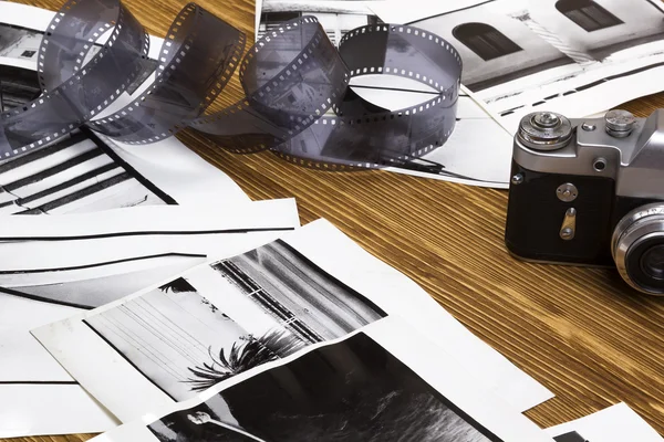 Retro kamera, film ve eski fotoğraflar