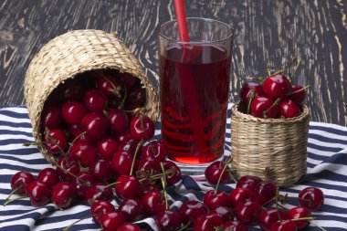 Kiraz sepetleri ve ahşap zemin üzerine suyu