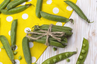 Ahşap masa üzerinde yeşil bezelye.