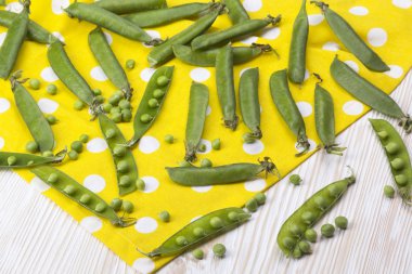 Ahşap masa üzerinde yeşil bezelye.