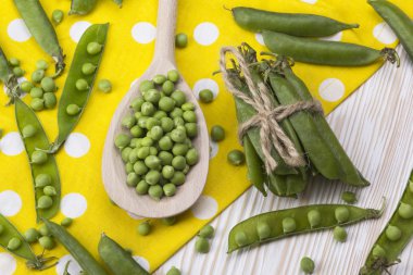 Ahşap masa üzerinde yeşil bezelye.
