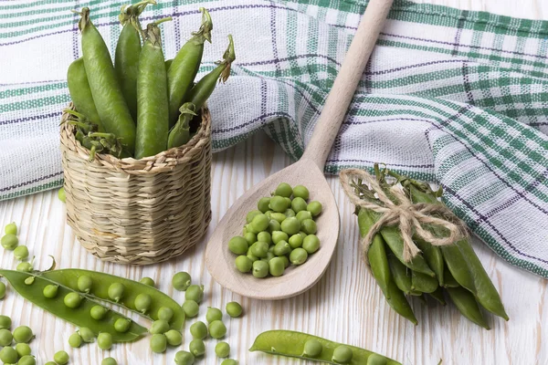Taze organik yeşil bezelyeler sepette.