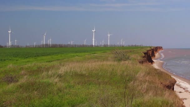 Costa del mare e fattoria di turbine eoliche mulino. Contesto della produzione di energia verde — Video Stock