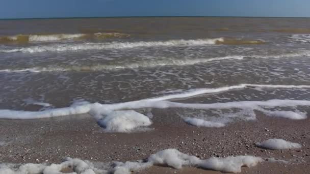 Белая морская пена и волны — стоковое видео