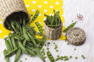 Taze organik yeşil bezelyeler sepette.