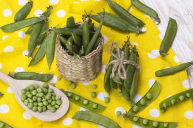 Taze organik yeşil bezelyeler sepette.