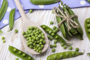 Ahşap masa üzerinde yeşil bezelye.