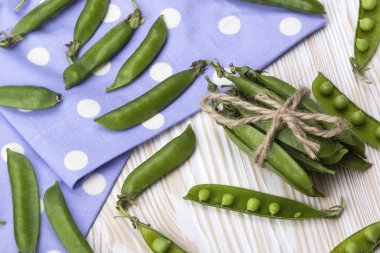 Ahşap masa üzerinde yeşil bezelye.