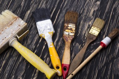 Ahşap arkaplanda boya fırçaları