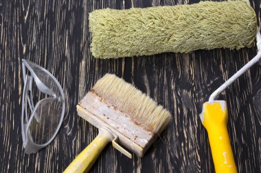 İnşaat araçları: gözlük, rulo ve fırça