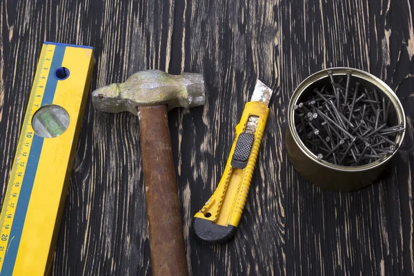 施工工具 ︰ 水平、 锤子、 刀和指甲. — 图库照片