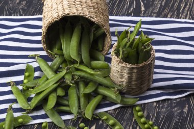 Taze organik yeşil bezelyeler sepette.
