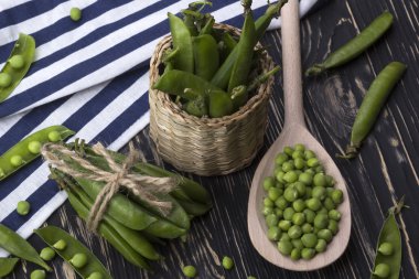 Taze organik yeşil bezelyeler sepette.