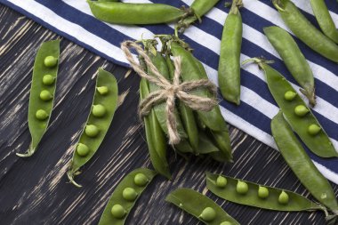 Ahşap masa üzerinde yeşil bezelye.