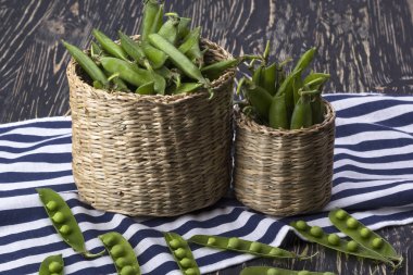 Taze organik yeşil bezelyeler sepette.