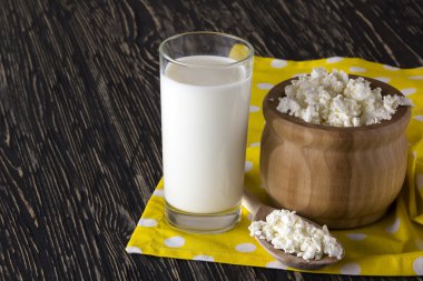 Süzme peynir ve süt ile cam.