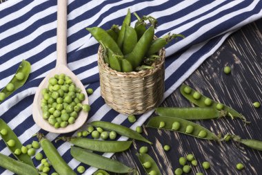 Taze organik yeşil bezelyeler sepette.