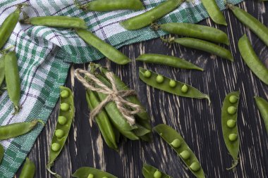 Ahşap masa üzerinde yeşil bezelye.