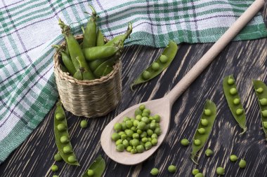 Taze organik yeşil bezelyeler sepette.