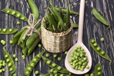 Taze organik yeşil bezelyeler sepette.