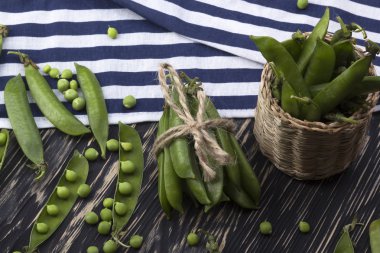Taze organik yeşil bezelyeler sepette.