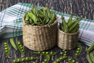 Taze organik yeşil bezelyeler sepette.