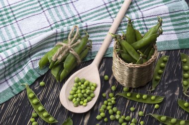 Taze organik yeşil bezelyeler sepette.