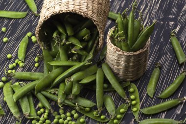 Taze organik yeşil bezelyeler sepette.