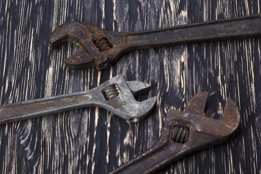 Ahşap arka plan üzerinde ayarlanabilir anahtarları