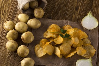 Cips, çiğ patates ve soğan.