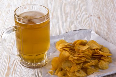 Patates cipsi ve bardak bira.