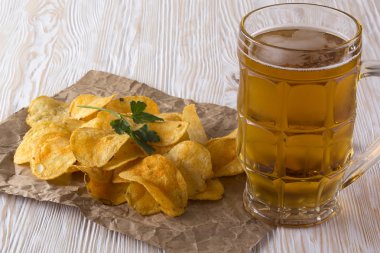 Patates cipsi ve bardak bira.