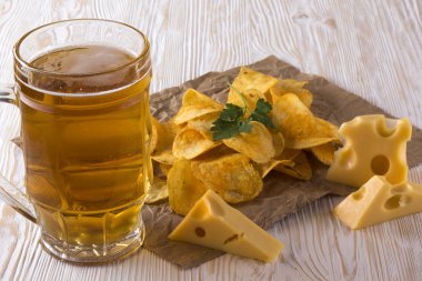Patates cipsi, peynir ve bardak bira.