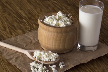 Süzme peynir ve süt ile cam.