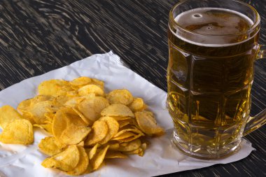 Patates cipsi ve bardak bira.