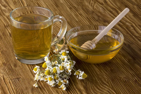 Taza de té, miel y manzanilla — Foto de Stock