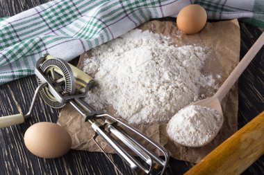 Yumurta, bir el mikseri ve un.