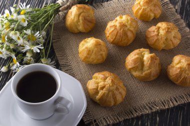 Pasta, kahve fincanı ve charmomile.