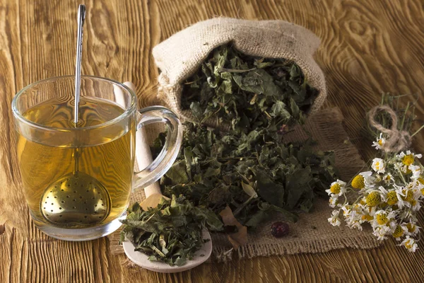 Té de hierbas con manzanilla — Foto de Stock