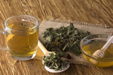 Taze bitki çayı ve bal