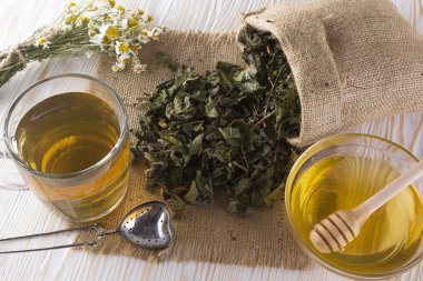 bitkisel çay, bal ve papatya.