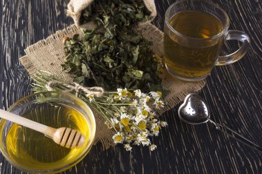 bitkisel çay, bal ve papatya.