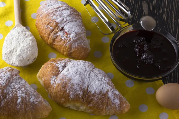 Frisches Croissant mit Mehl, Kirschmarmelade, Mixer und Eiern. — Stockfoto